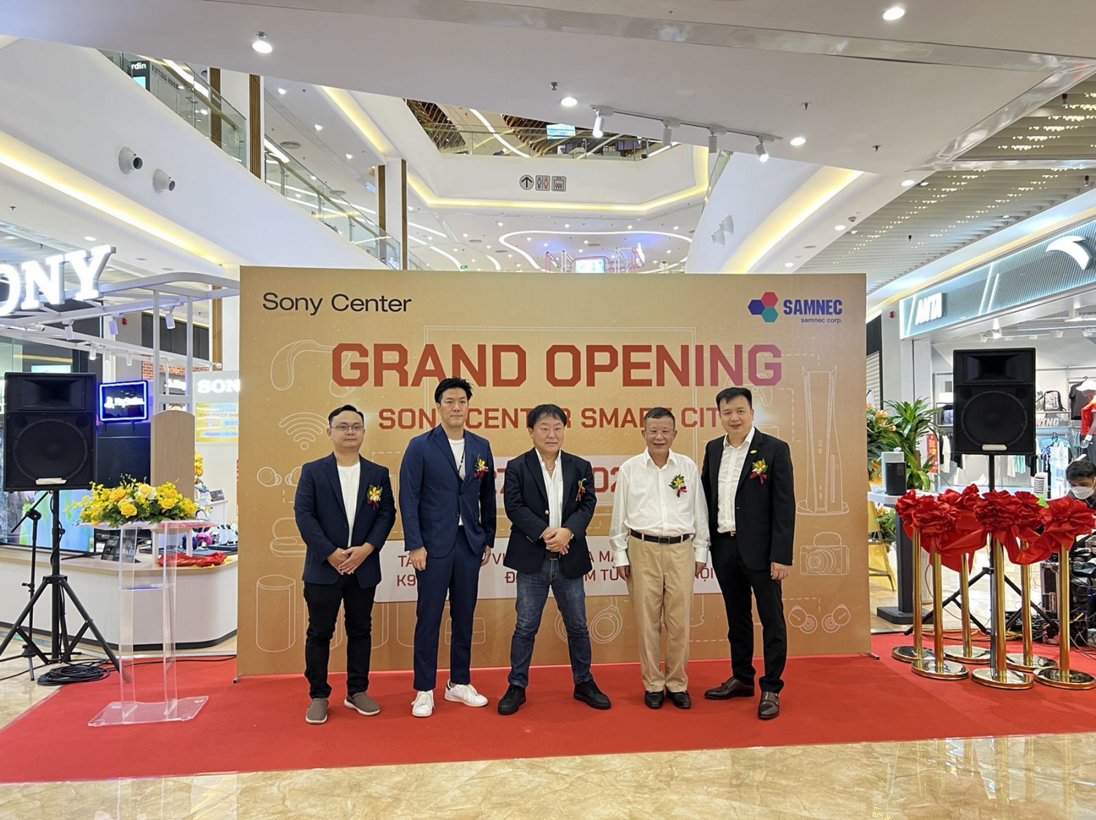 Samnec khai trương Sony Center Vincom Smart City