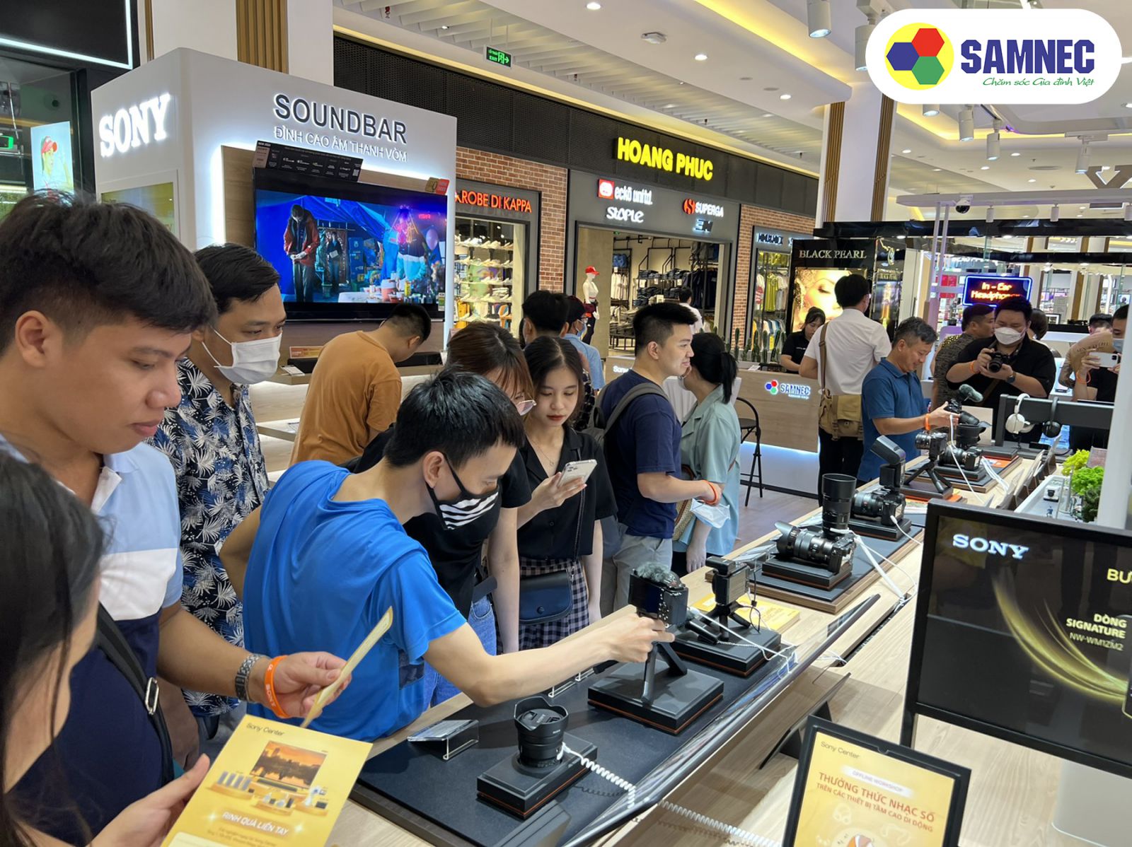 Samnec khai trương Sony Center Vincom Smart City