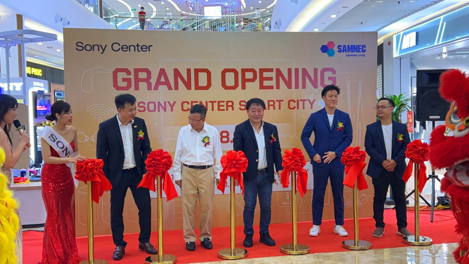Samnec khai trương Sony Center Vincom Smart City
