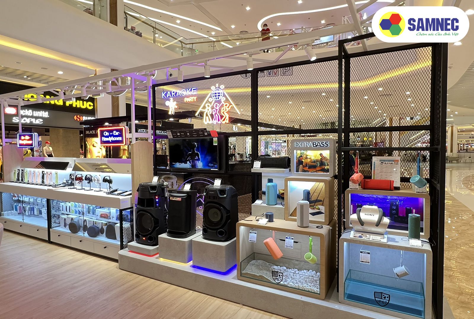 Samnec khai trương Sony Center Vincom Smart City