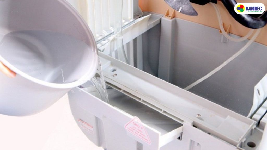 cách đổ nước vào quạt diều hoà