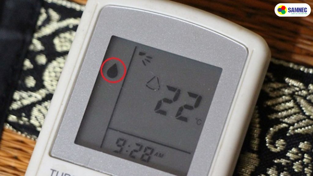 Biểu tượng chế độ Dry trên điều khiển điều hòa là hình giọt nước