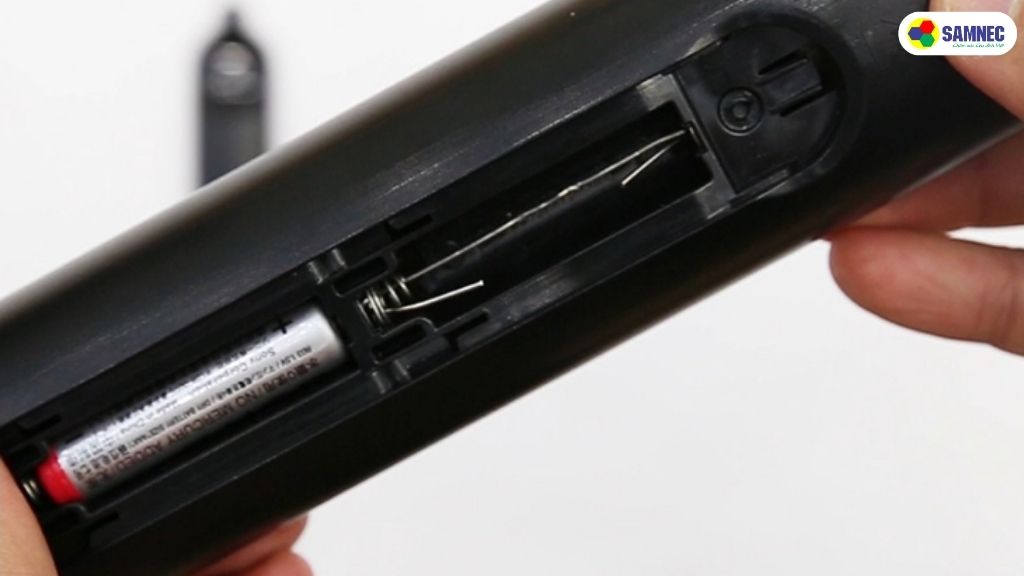 Điều khiển tivi Samsung sắp hết hoặc yếu pin