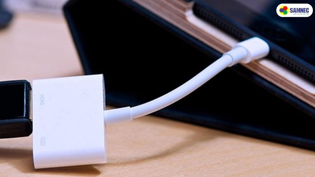 Cắm bộ chuyển đổi vào cổng sạc