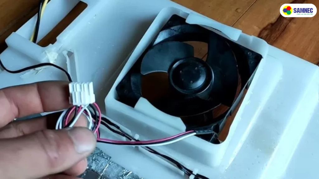 Sửa quạt gió để khắc phục lôĩ tủ lạnh không sáng đèn 