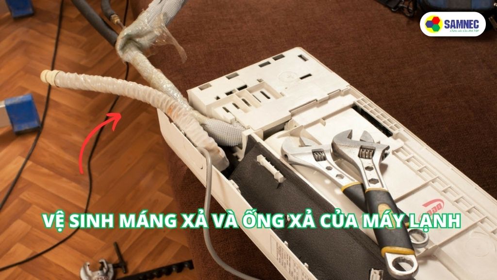 Vệ sinh máng xả và ống xả của máy lạnh