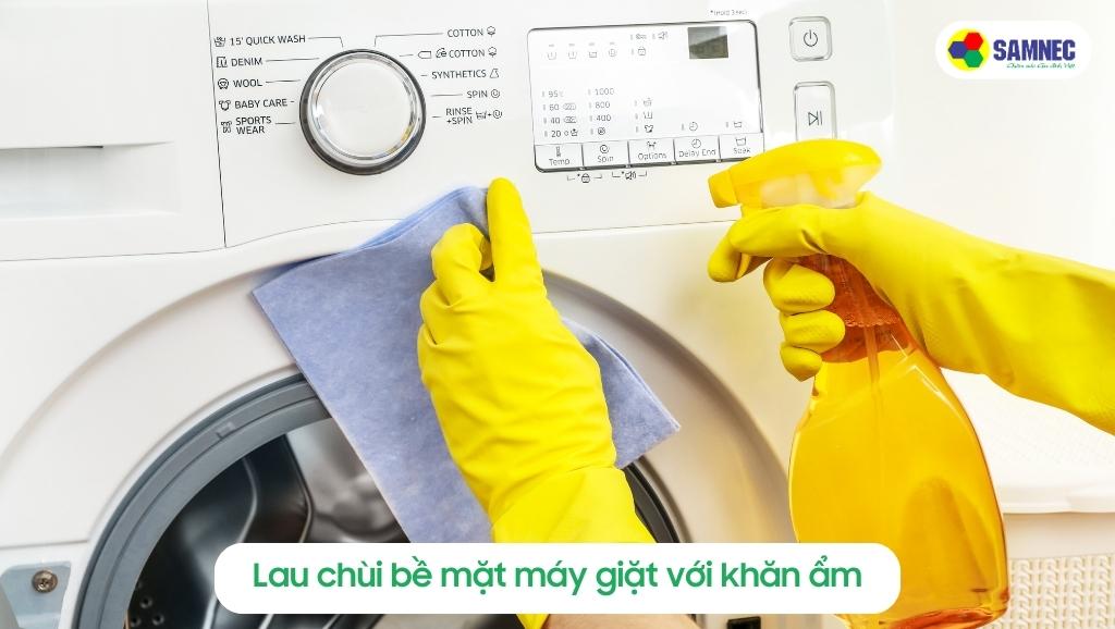Lau chùi bề mặt bên ngoài máy giặt
