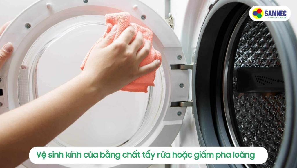 Vệ sinh phần kính cửa của máy giặt