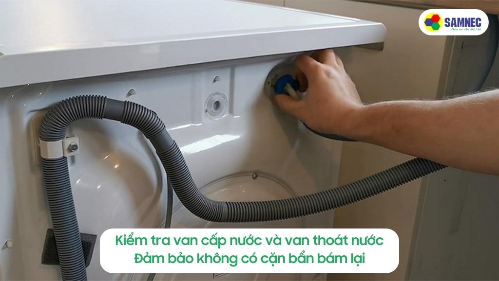 Kiểm tra và vệ sinh ống dẫn nước của máy giặt