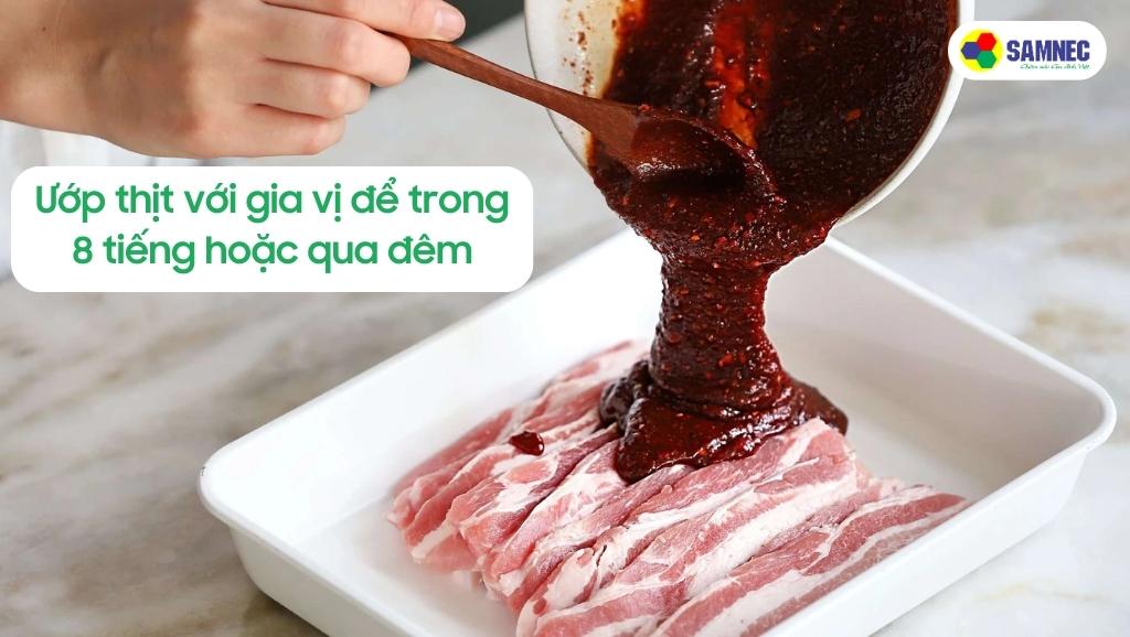 Ướp thịt qua đêm hoặc 8 tiếng trong ngày