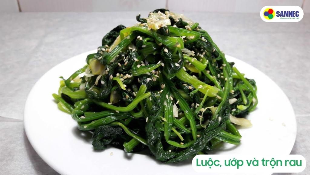 Luộc, ướp và trộn cải bó xôi