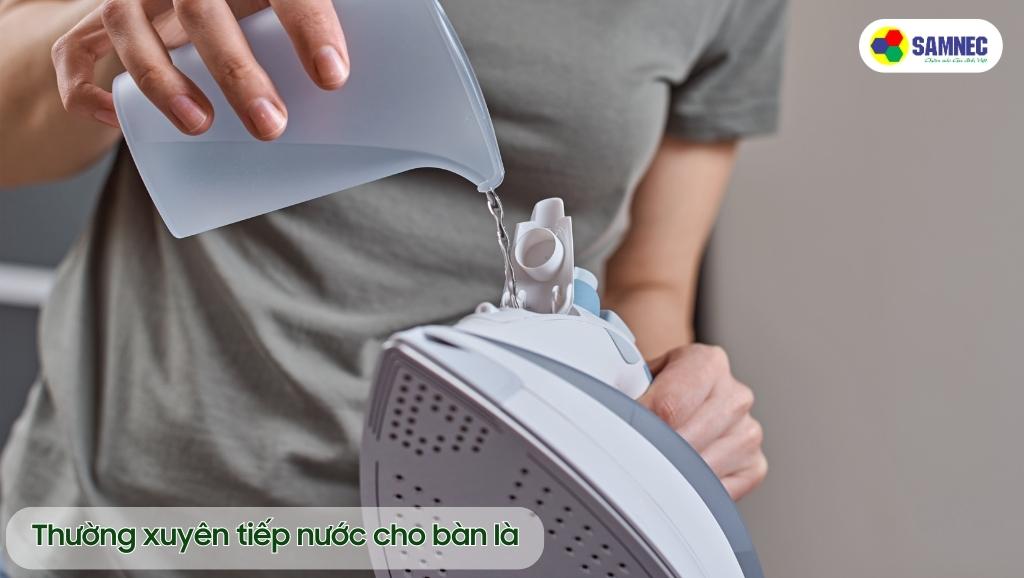 Thường xuyên kiểm tra lượng nước còn lại trong bàn là