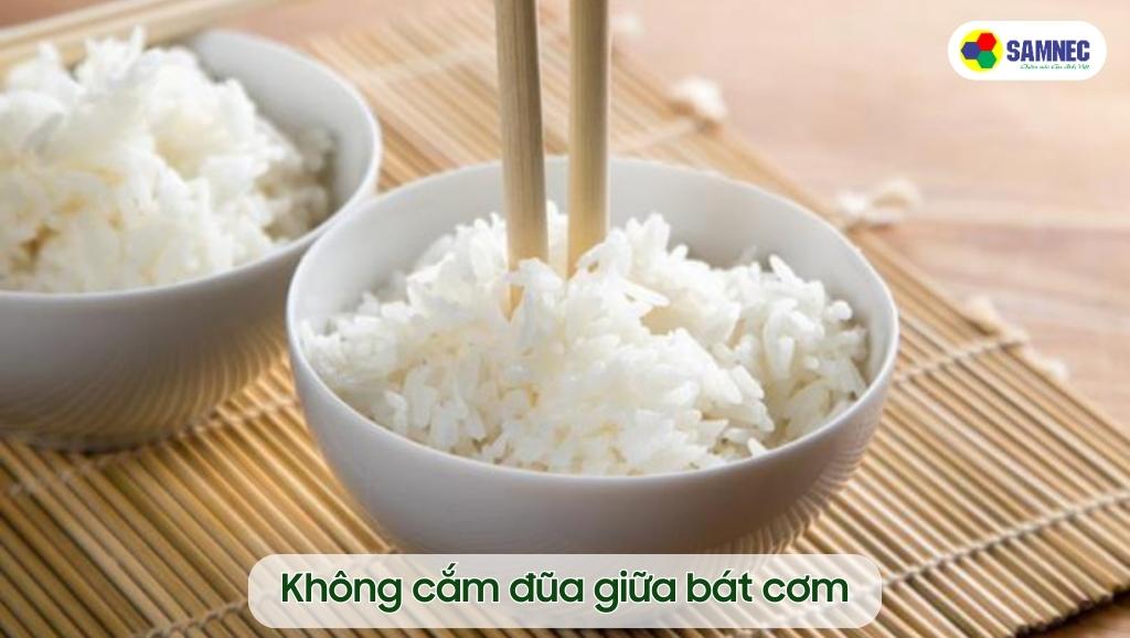 Không cắm đũa giữa bát cơm