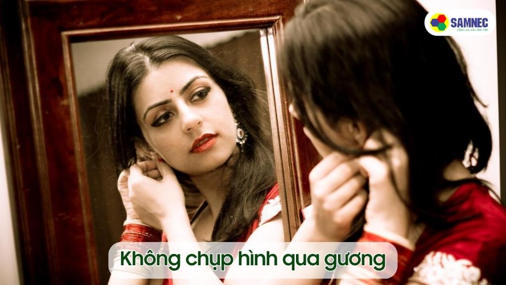 Không chụp hình qua gương