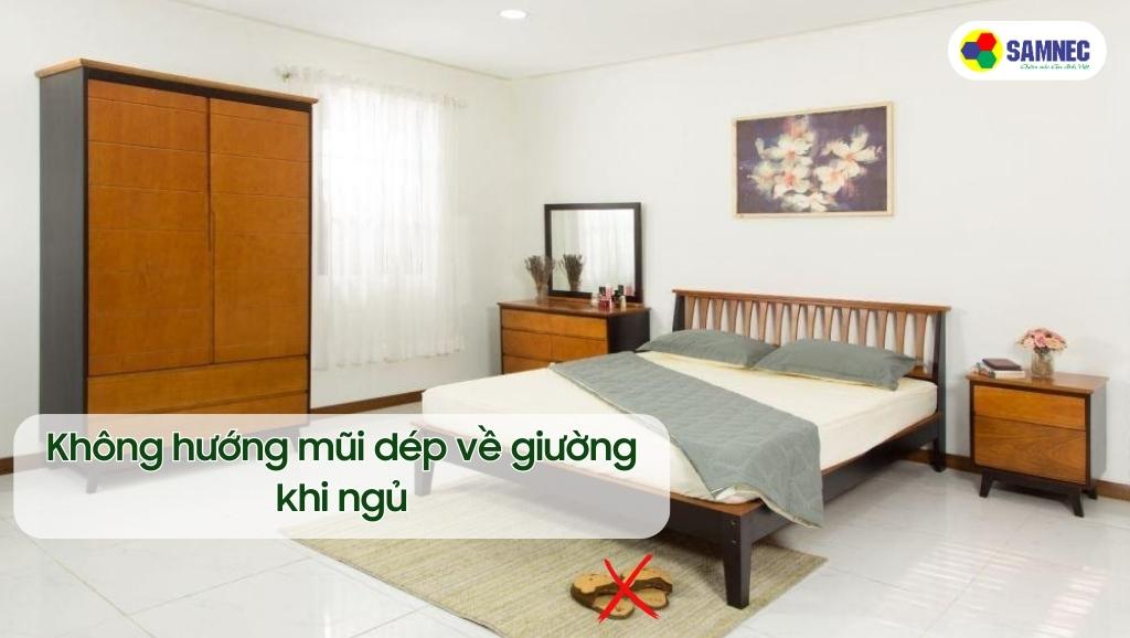 Không hướng mũi dép về giường khi ngủ