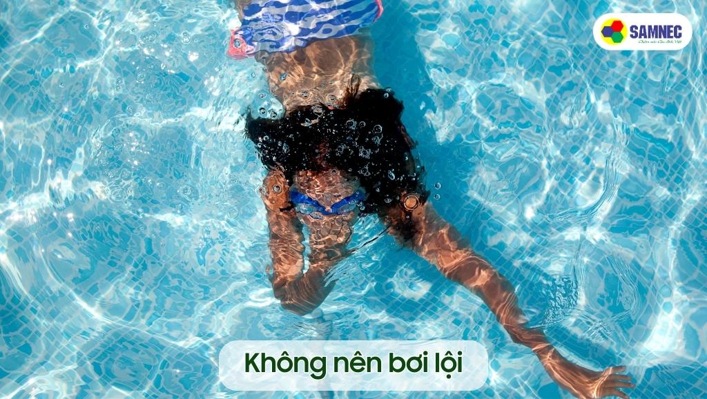 Không nên bơi lội