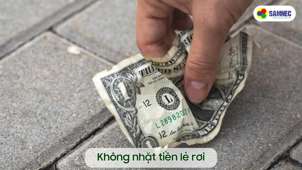 Không nhặt tiền lẻ rơi