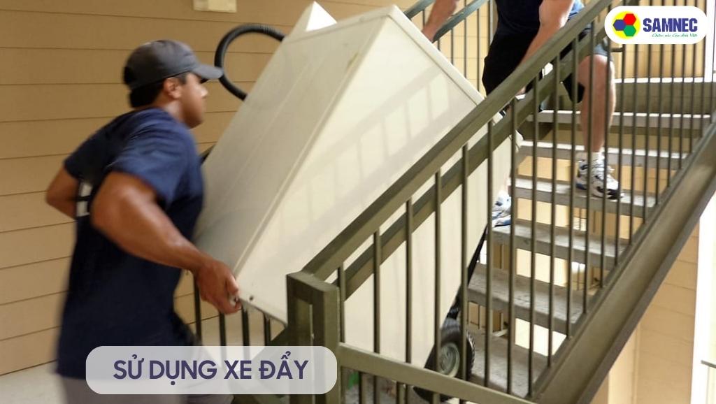 Sử dụng xe đẩy để di chuyển máy giặt