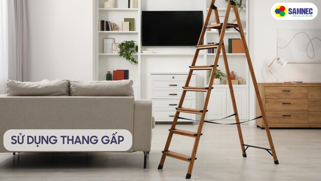 Sử dụng thang gấp để di chuyển máy giặt