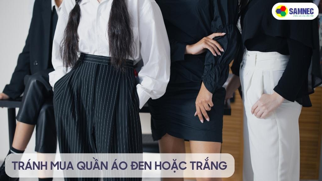 Tránh mua quần áo có màu đen hoặc trắng