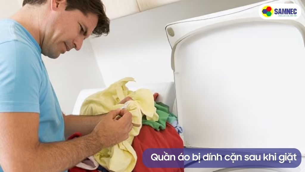 Trình trạng quần áo dính cặn bột giặt sau khi giặt