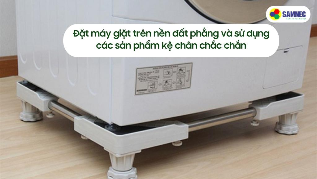 Đặt máy giặt trên nền đất phẳng và sử dụng các sản phẩm kệ chân chắc chắn