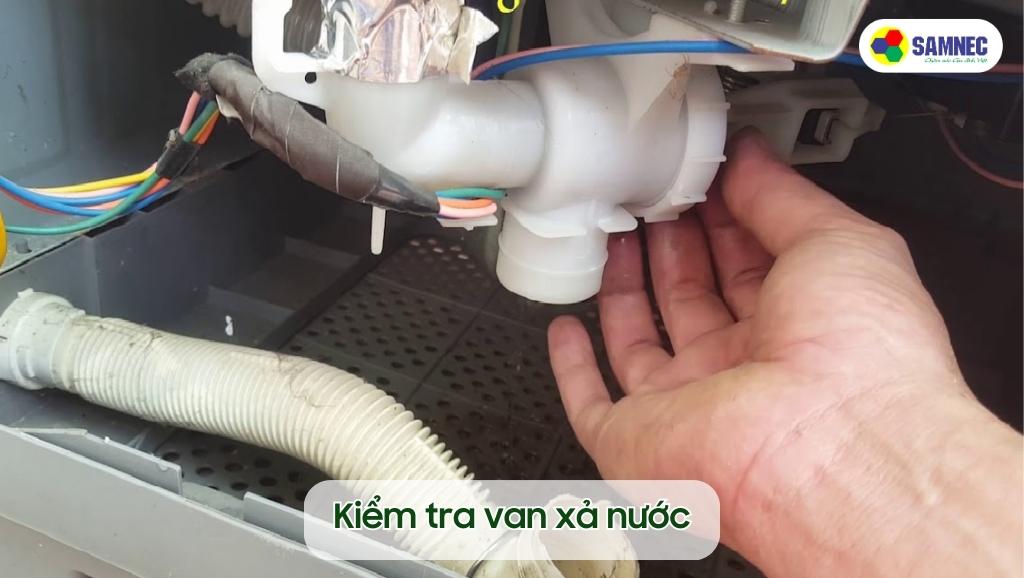 Kiểm tra van xả nước
