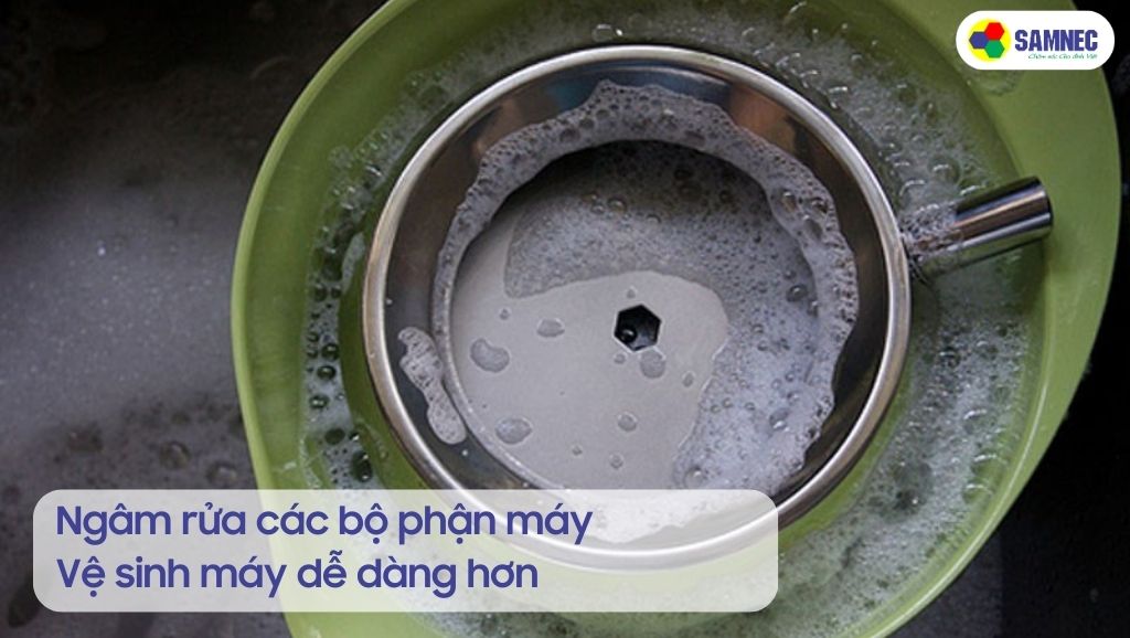 Ngâm rửa các bộ phận máy ép