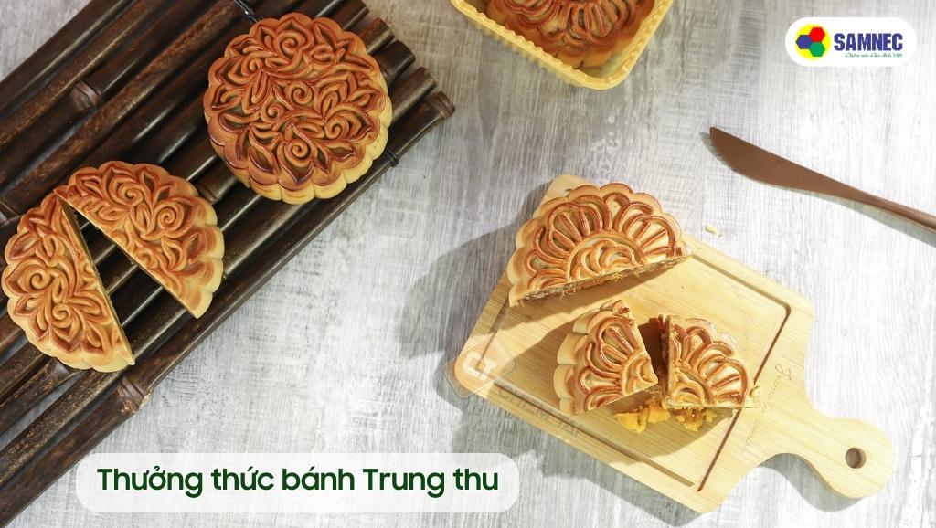 Thưởng thức bánh Trung thu