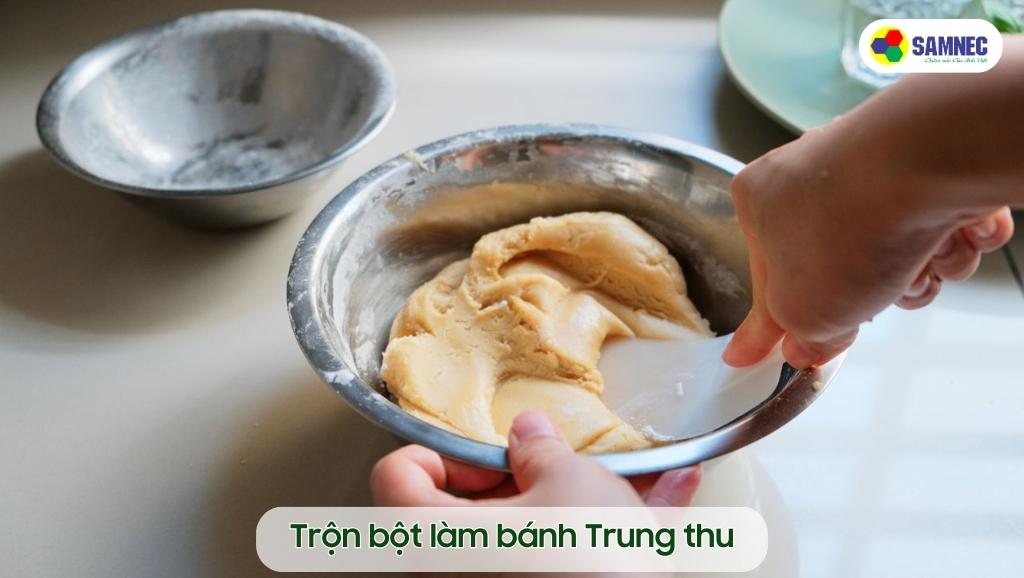 Trộn bột làm bánh Trung thu
