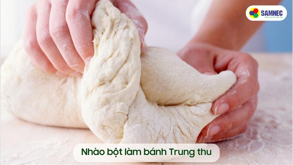 Nhào bột làm bánh Trung thu