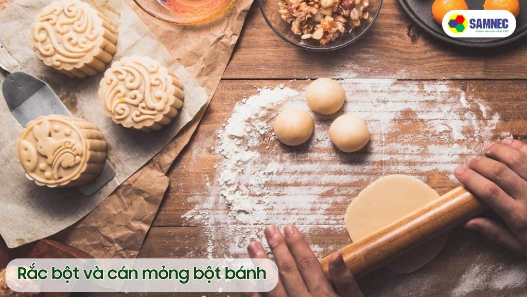 Rắc bột và cán mỏng bột bánh