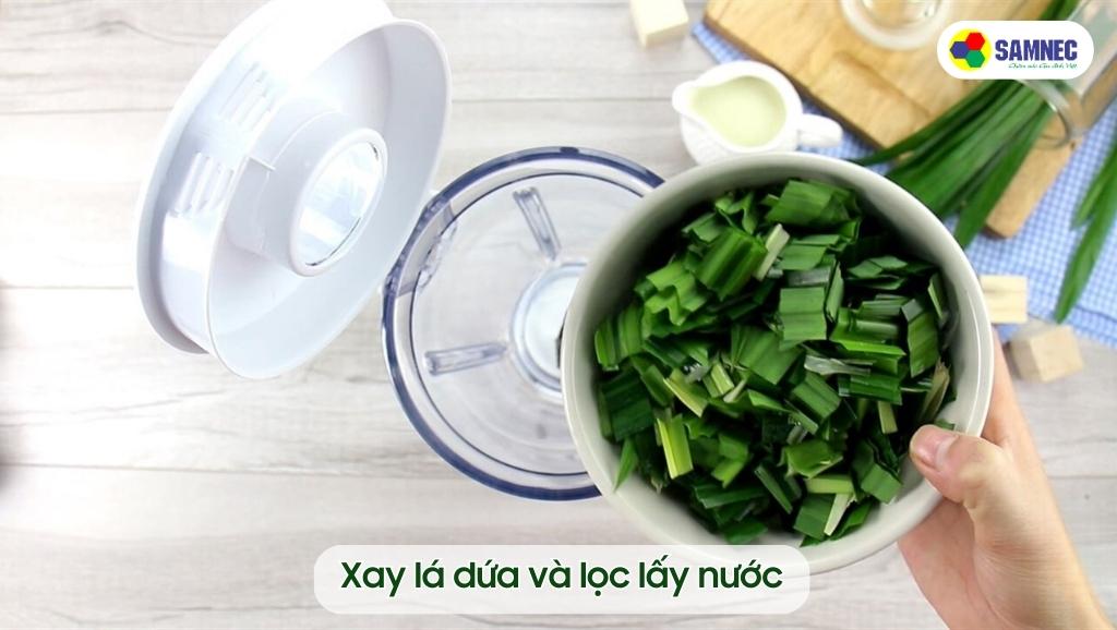 Xay lá dứa và lọc lấy nước