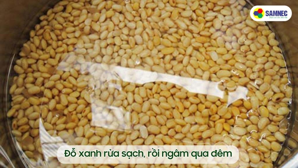 Đỗ xanh rửa sạch, rồi ngâm qua đêm