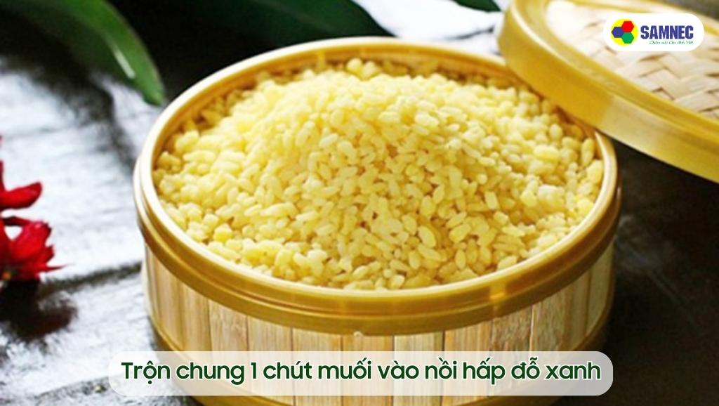 Trộn chung 1 chút muối vào nồi hấp đỗ xanh