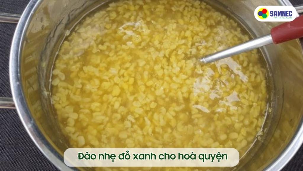 Đảo nhẹ đỗ xanh cho hoà quyện