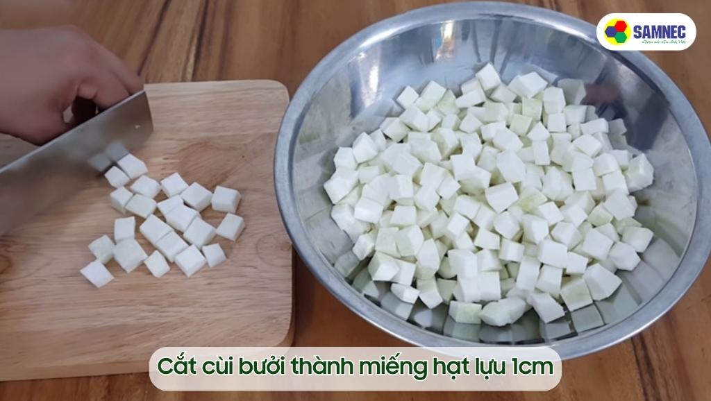 Cắt cùi bưởi thành miếng hạt lựu 1cm