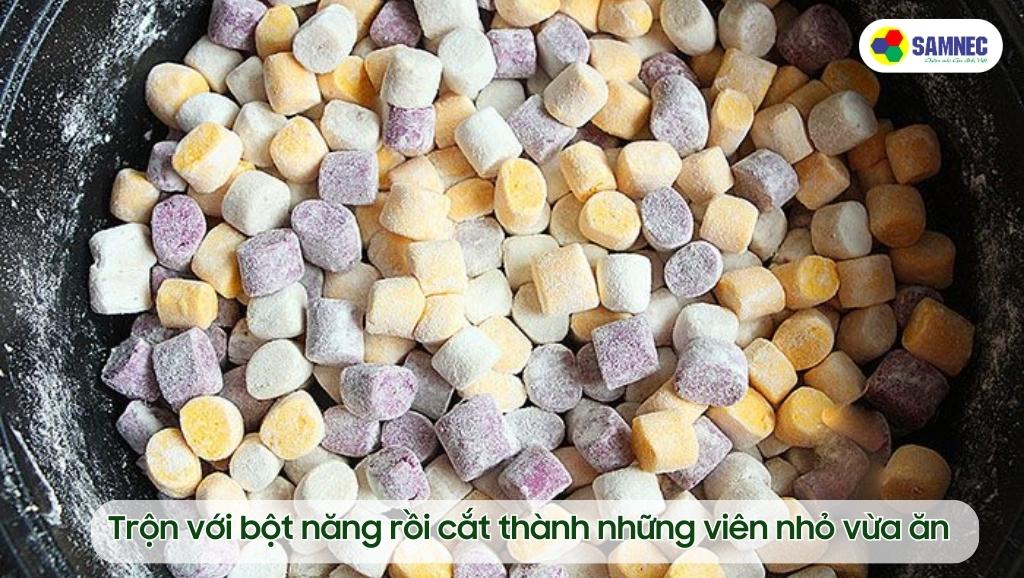 Trộn với bột năng rồi cắt thành những viên nhỏ vừa ăn