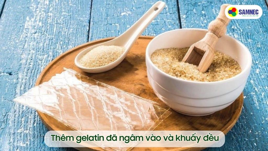 Thêm gelatin đã ngâm vào nồi sữa và khuấy đều