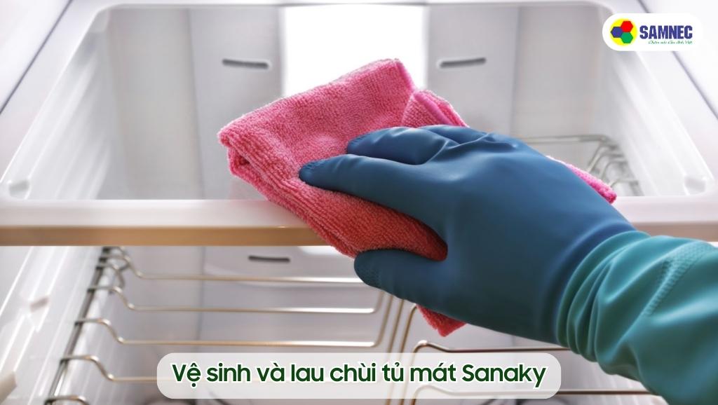 Vệ sinh và lau chùi tủ mát Sanaky