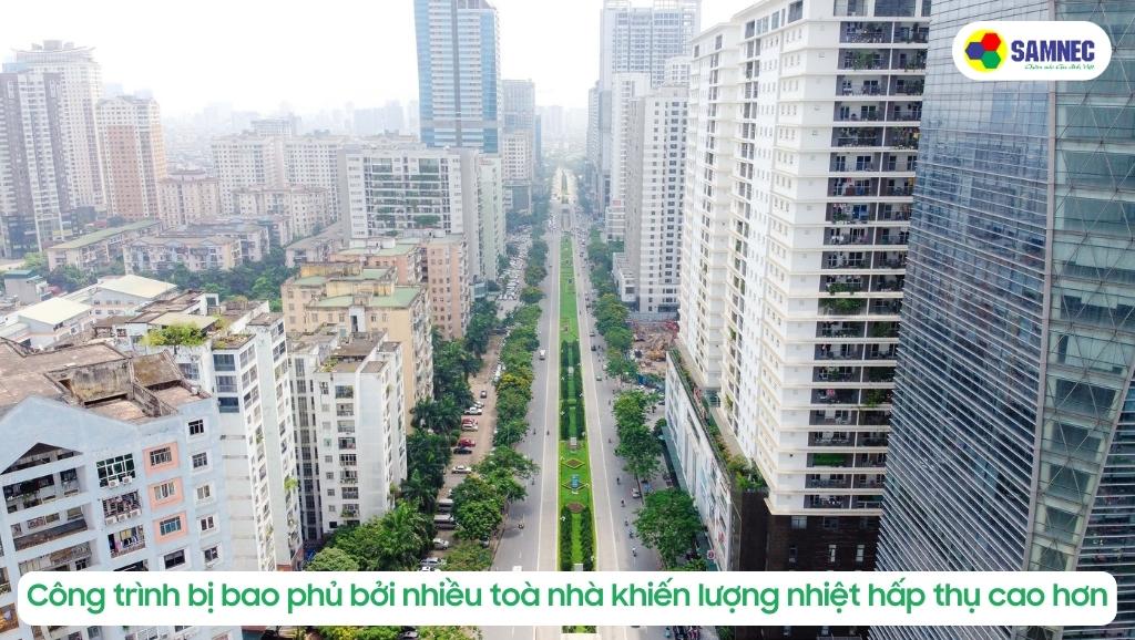 Công trình bị bao phủ bởi nhiều toà nhà khiến lượng nhiệt hấp thụ cao hơn