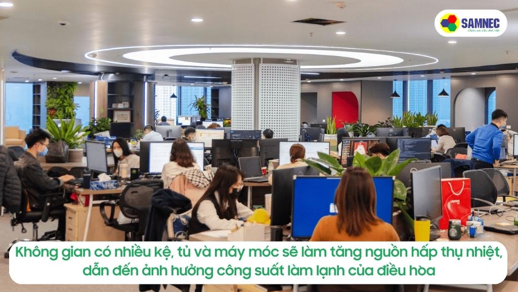 Không gian có quá nhiều kệ, tủ hay máy móc cũng sẽ làm tăng nguồn hấp thụ nhiệt