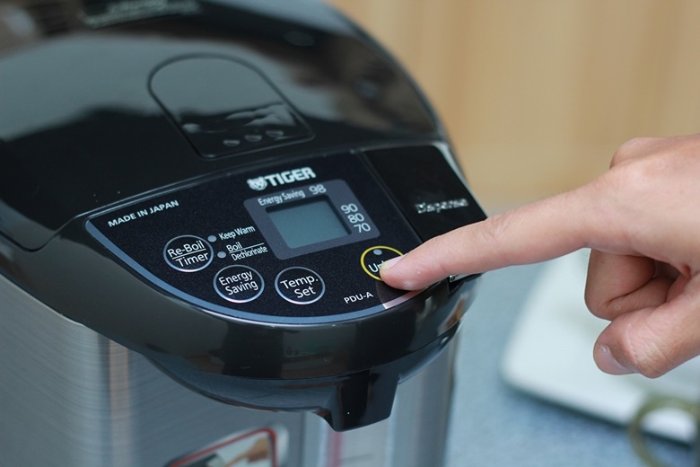 Để khóa lấy nước nóng bạn bấm vào nút “Unlock” Để khóa lấy nước nóng bạn bấm vào nút “Unlock”