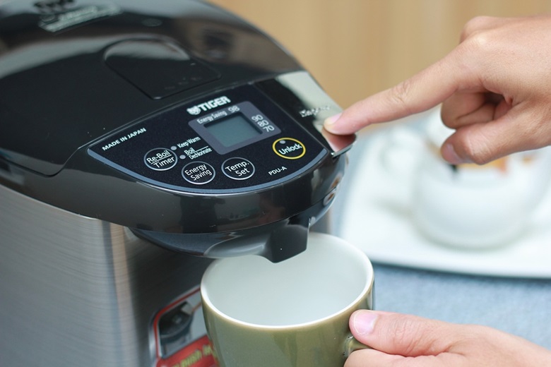 Rót nước nhanh chóng khi nhấn nút “Dispense” Rót nước nhanh chóng khi nhấn nút “Dispense”