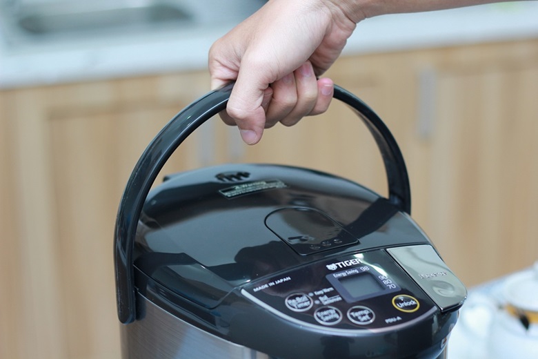 Di chuyển dễ dàng với thiết kế quai xách Di chuyển dễ dàng với thiết kế quai xách