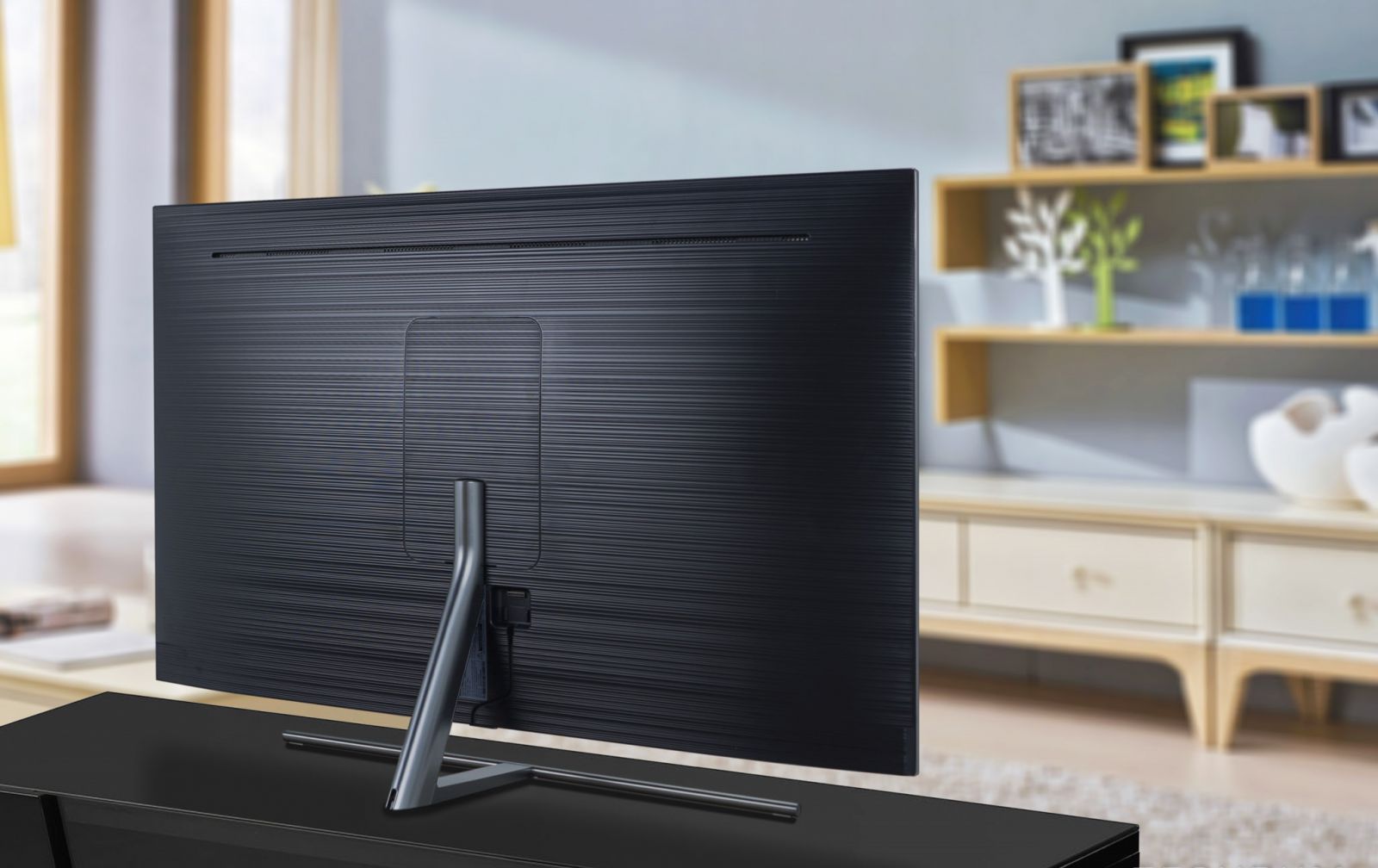 TV Samsung QLED Q7F 2018: Thiết kế sang trọng hơn, dây kết nối tàng hình được gia cố cứng cáp hơn