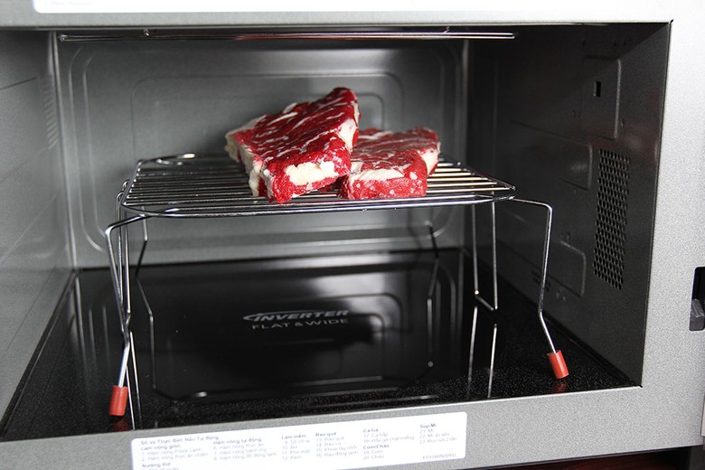 Khoang lò không đĩa xoay rộng rãi Khoang lò không đĩa xoay rộng rãi