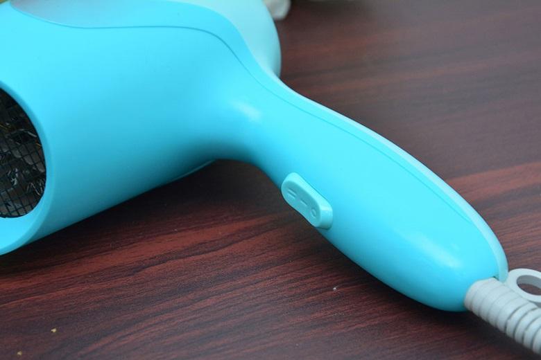 Sấy tóc linh hoạt với 2 mức tốc độ Sấy tóc linh hoạt với 2 mức tốc độ