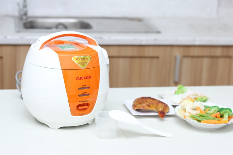 Phụ kiện đi kèm có muỗng lấy cơm và cốc đong gạo Phụ kiện đi kèm có muỗng lấy cơm và cốc đong gạo