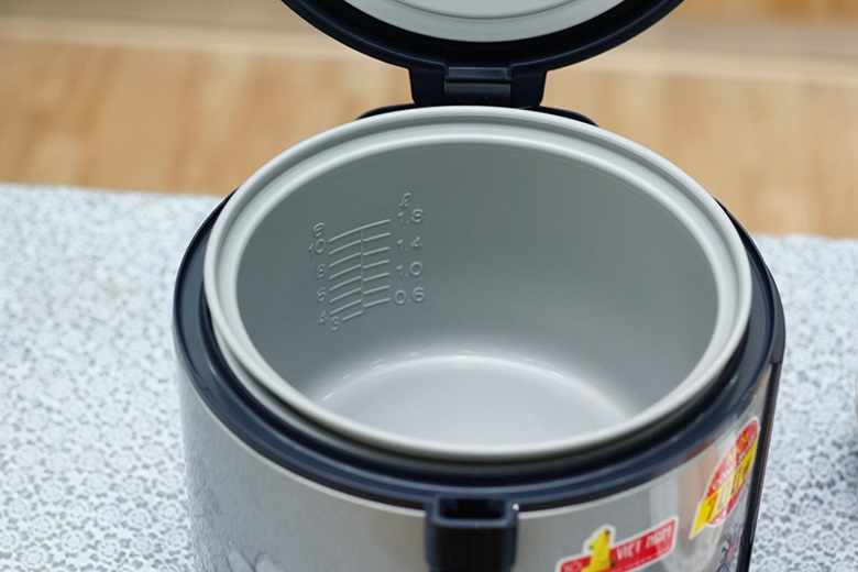 Lòng nồi cơm điện có lớp chống dính tiện làm sạch